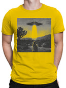 Alien Cat in Desert Encounter Men's T-shirt